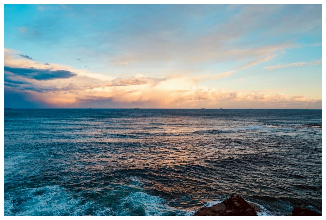 Ocean and horizon as the sun sets